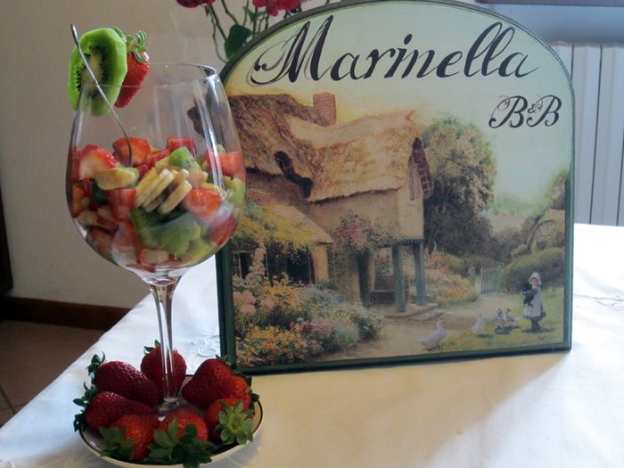 Colazione con macedonia di frutta fresca